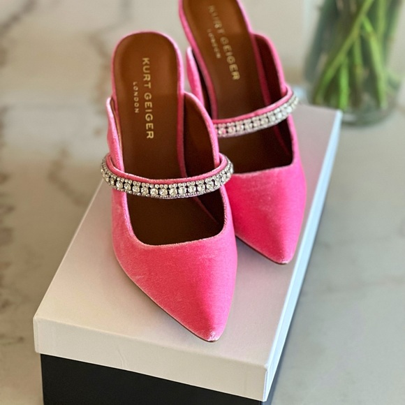 New with box, so stylish and comfy - Picture 2 of 3